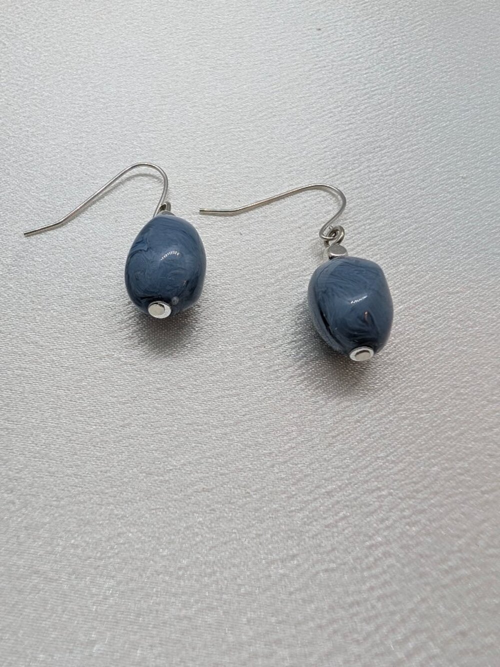 Summer Blue NWT grey blue acrylic bead french-wire fashion drop earrings - Picture 5 of 8